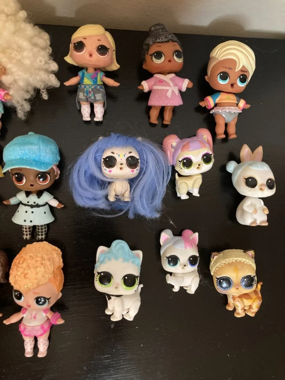 L.O.L. Surprise! Large Lot of 15 Dolls 6 Cats + Clothes Wigs Furniture & More!